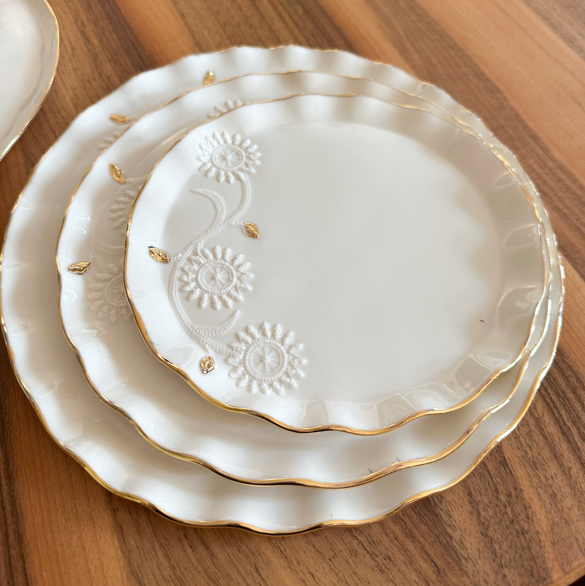 plate Sončnica round wave edges