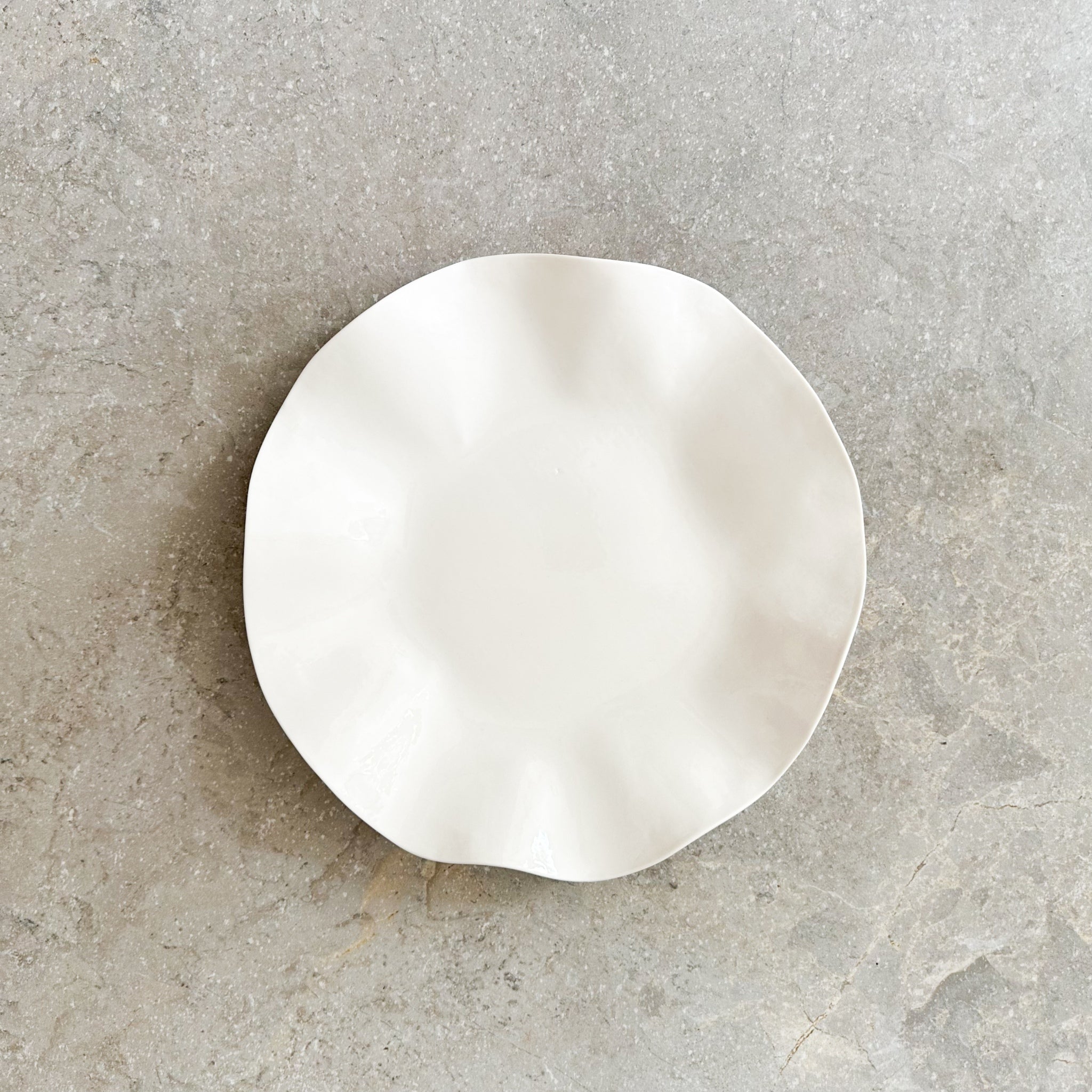 Decoration plate wave edges