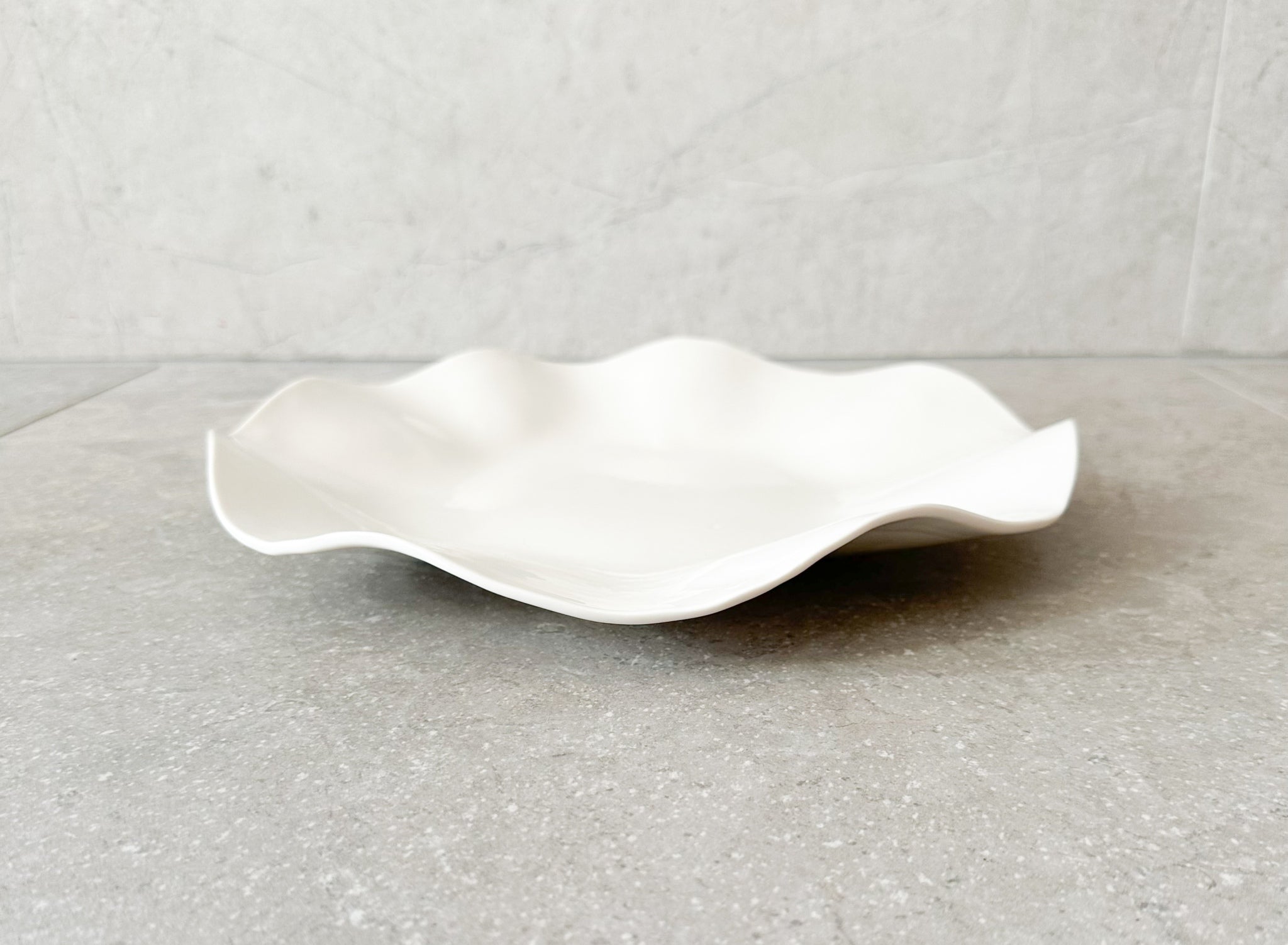 Decoration plate wave edges